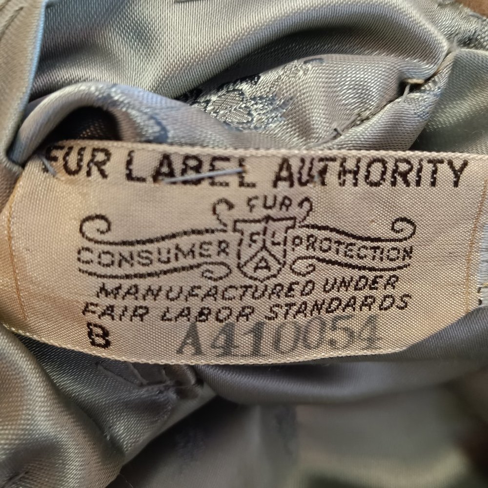 Vintage Fur Label Authority shawl - Picture 3 of 7